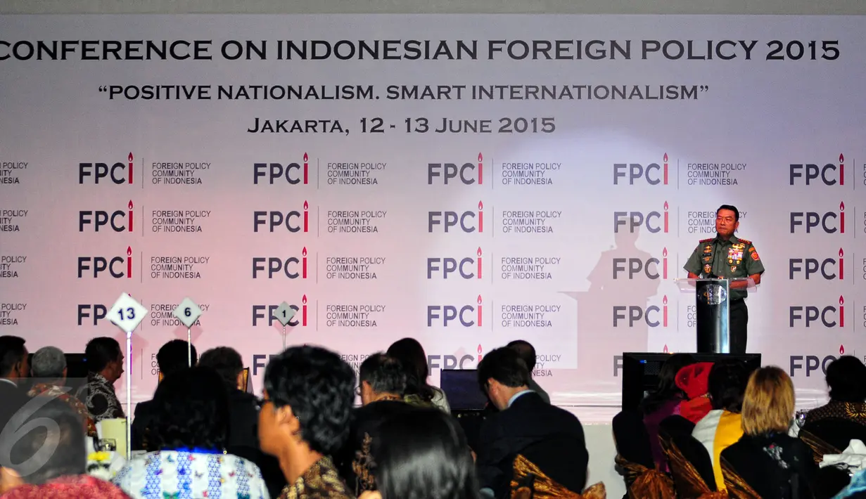 Panglima TNI Jenderal Moeldoko memberikan sambutan di acara Foreign Policy Community of Indonesia (FPCI), Jakarta, Jumat (12/6/2015). FPCI menilai Moeldoko telah ikut andil menjaga perdamaian dunia. (Liputan6.com/Yoppy Renato)