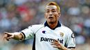 9. Hidetoshi Nakata - Mantan gelandang Parma Serie A, pada usia 29 tahun memutuskan pensiun karena ingin fokus di dunia modeling. (AFP/Paolo Cocco)