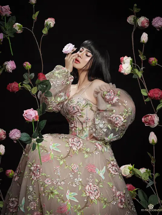 Tampil maksimal sebagai baby doll, Felicya mengganti gaya rambutnya dengan rambut pendek berponi [@fdphotography90]