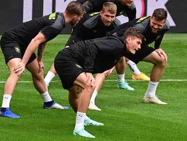 Penyerang Republik Ceko, Patrik Schick (depan) melakukan pemanasan bersama rekan-rekannya saat mengikuti sesi latihan di Stadion Wembley di London (21/6/2021). Ceko akan bertanding melawan Inggris pada grup D Euro 2020 di Stadion Wembley. (AFP/Pool/Neil Hall)