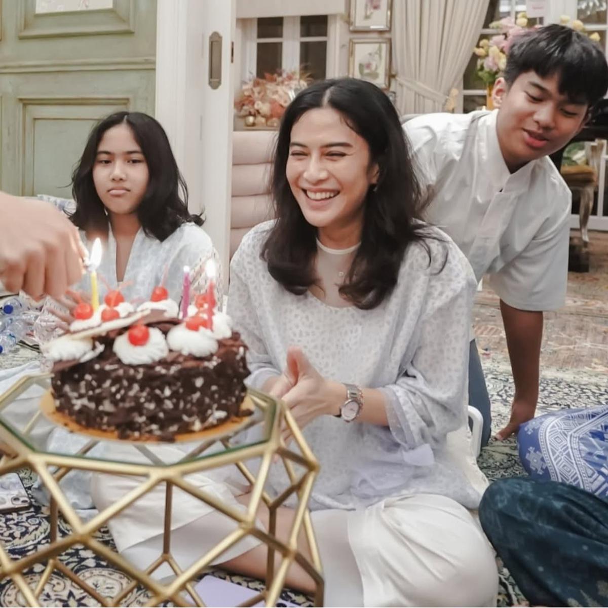 Potret Cantik Dian Sastro Rayakan Ulang Tahun Bersama Anak Yatim Piatu, Makin Spesial Berkat Bertepatan dengan Malam Nuzulul Quran