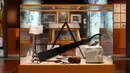 Alat atau simbol Freemasonry terlihat di pameran "La franc-maconnerie" (Freemasonry) di Perpustakaan Nasional Perancis (BnF), Paris, (11/4). Freemasonry adalah sebuah organisasi  pada abad ke-16 hingga awal abad ke-17. (REUTERS / Benoit Tessier)