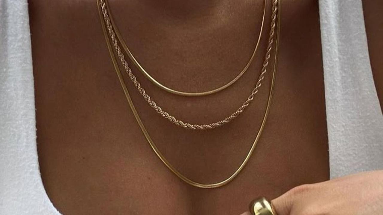 Ilustrasi Kalung Emas Kuning di Kulit Sawo Matang
