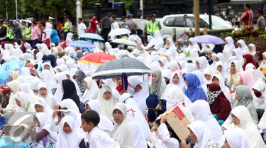 Umat Muslim di Semarang menggelar Aksi Damai 212 atau Aksi Bela Islam III di kawasan Pahlawan, Semarang, Jawa Tengah, Jumat (02/12). (Liputan6.com/Gholib)