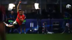 Aksi pemain Atletico Madrid, Luciano Vietto saat latihan persiapan melawan Real Madrid pada Final Liga UEFA Champions di San Siro Stadium, Milan, (27/5/2016). (AFP/Filippo Monteforte)