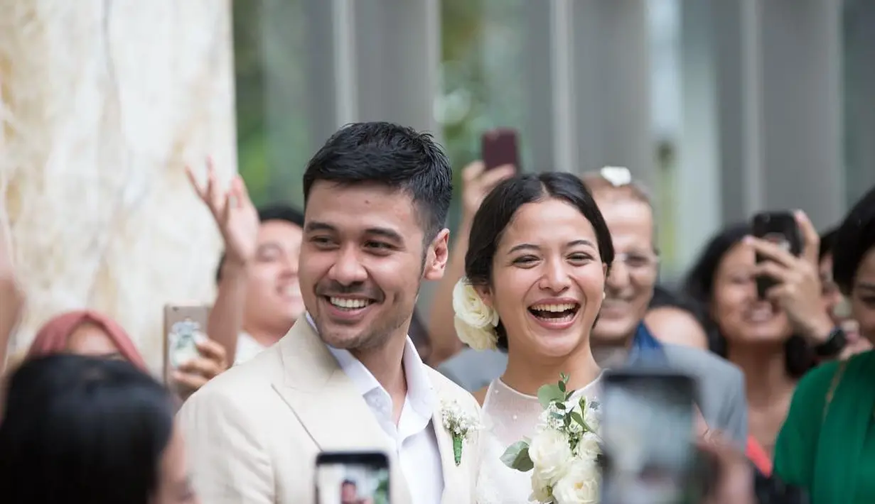 "Ekspresi ketika ditanya mertua tentang “malam pertama” #JAIMWONG bukan #BAIMWONG yaaa 😜 #mrandmrsjerikho," tulis Chicco sebagai keterangan foto kedua pengantin yang senyum bahagia. (Instagram/chicco.jerikho)