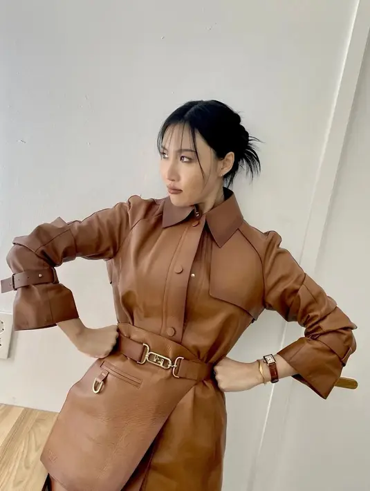Hwasa tampil dengan gaya rambut ikonis para idol Korea. Beberapa bagian rambut depannya disisakan sebagai poni, sedangkan rambut panjangnya dibun dengan gaya messy. [Foto: Instagram/_mariahwasa]