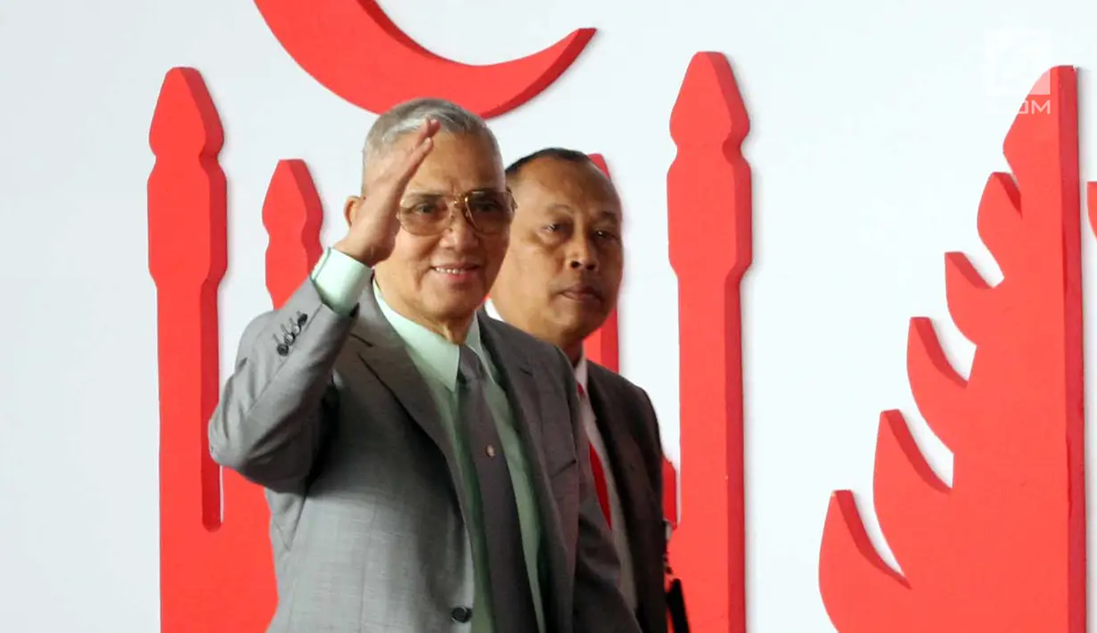 Wakil Presiden ke-6 RI Tri Sutrisno tiba menghadiri  Sidang Tahunan MPR, DPR dan DPD di Kompleks Parlemen, Senayan, Jakarta, Kamis, (16/8). Tema sidang tahunan kali ini Bhinneka Tunggal Ika. (Liputan6.com/Johan Tallo)