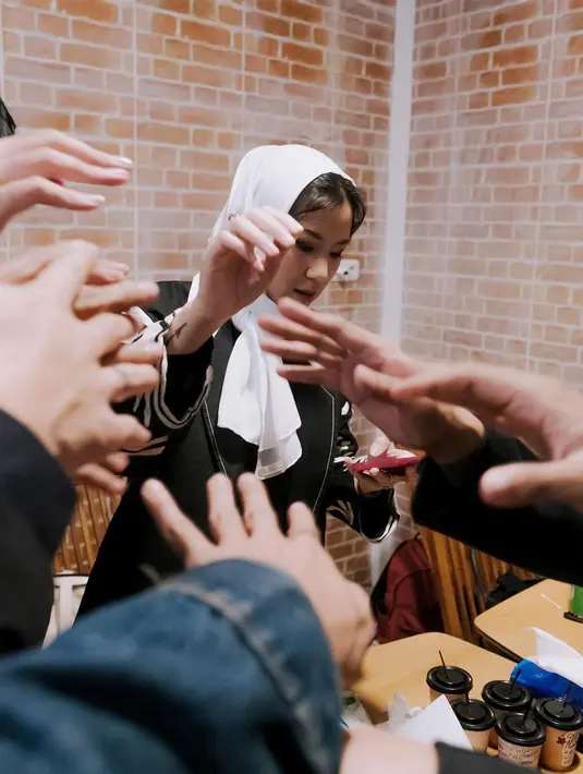 Ia pun berterima kasih pada fans yang memberi sambutan hangat. "Sampai di sana, kalian ikut nyanyi lagu-lagunya, bahkan lagu-lagu di album terbaru," kata Danilla. [Instagram @danillariyadi]