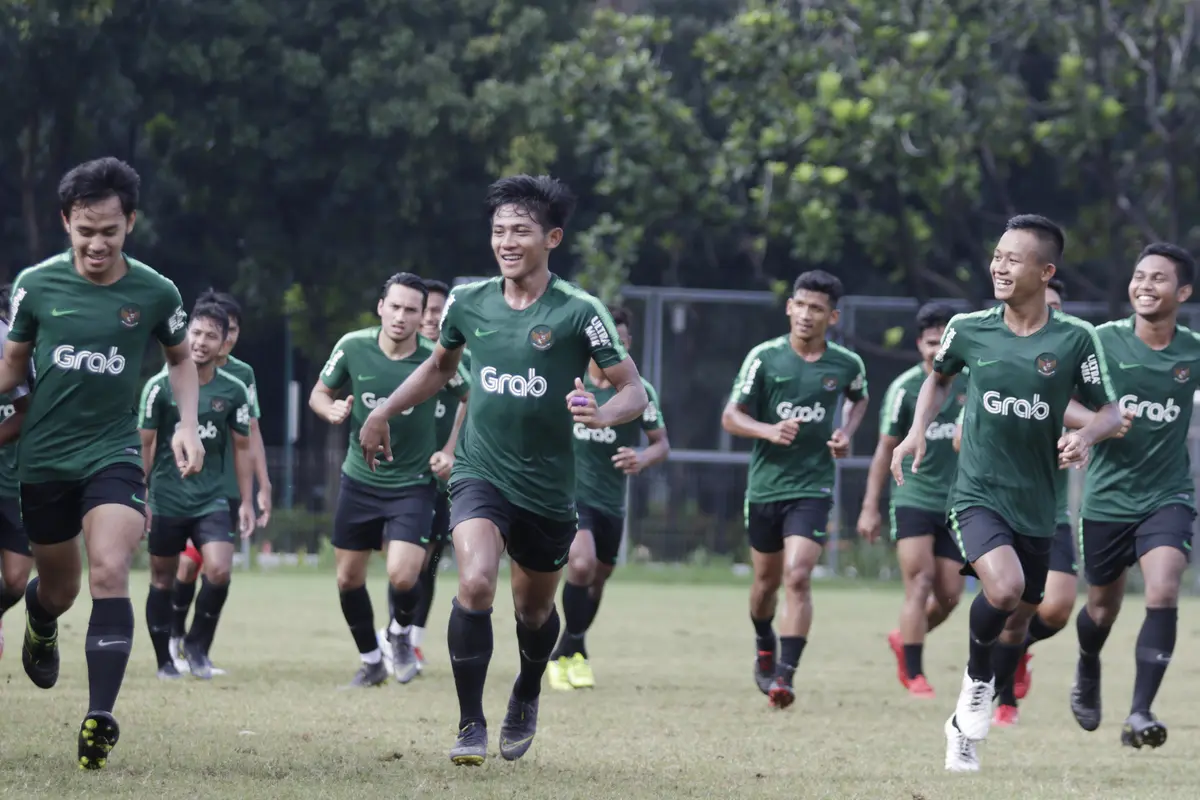 Para pemain Timnas Indonesia U-23 berlari saat latihan. (Bola.com/Vitalis Yogi Trisna)