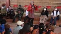 Kehadiran Menteri Sosial (Mensos) Tri Rismaharini di lokasi pengungsian korban letusan Gunung Sinabung di Karo mendapat sambutan antusias warga (Istimewa)