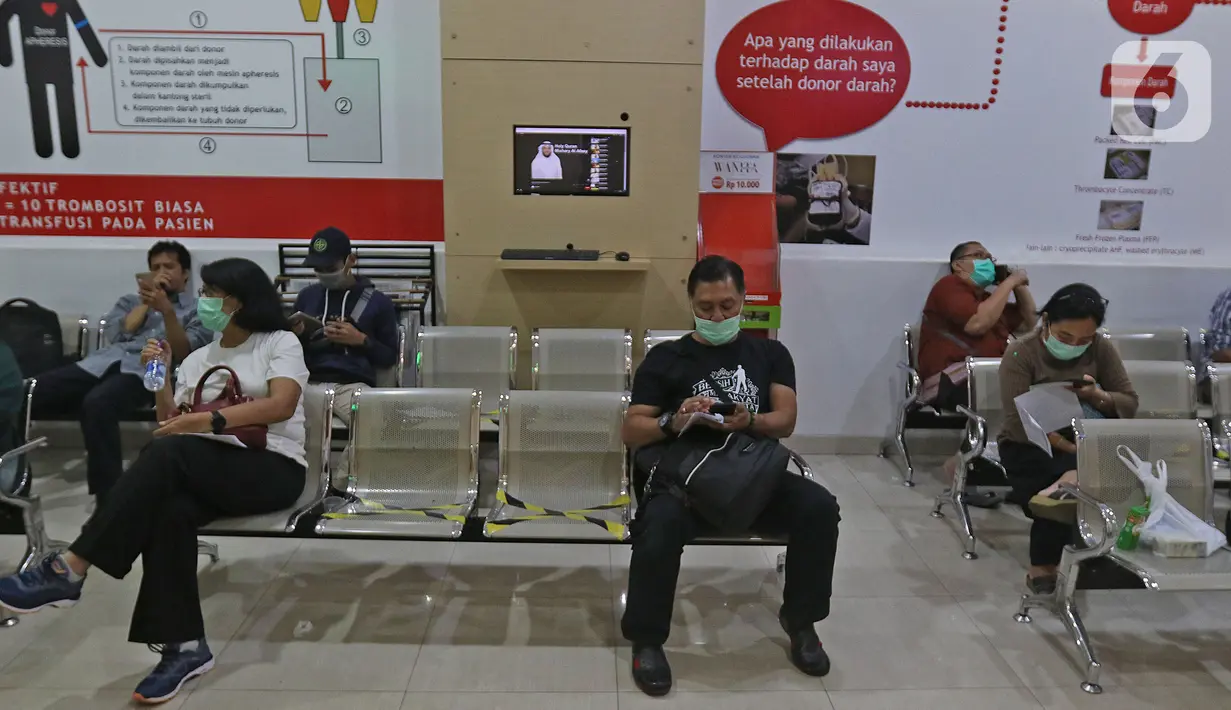 Sejumlah orang duduk di bangku yang tidak ditempeli tanda panduan jarak di PMI DKI Jakarta, Jumat (20/3/2020). PMI DKI Jakarta memberlakukan disiplin saling menjaga jarak atau social distancing agar kegiatan donor darah tetap aman dan terhindar dari penularan COVID-19. (Liputan6.com/Herman Zakharia)
