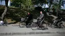 Sejumlah pria Korea Utara mengendarai sepeda mereka di Pyongyang, Korea Utara, (21/10).  (AP Photo / Dita Alangkara)