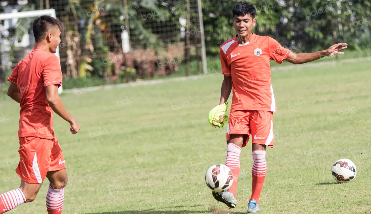 Gelandang Persija Jakarta, Ade Jantra, mengontrol bola saat latihan di Lapangan Villa 2000 Pamulang, Tangerang Selatan, Jumat (8/4/2016). (Bola.com/Vitalis Yogi Trisna)