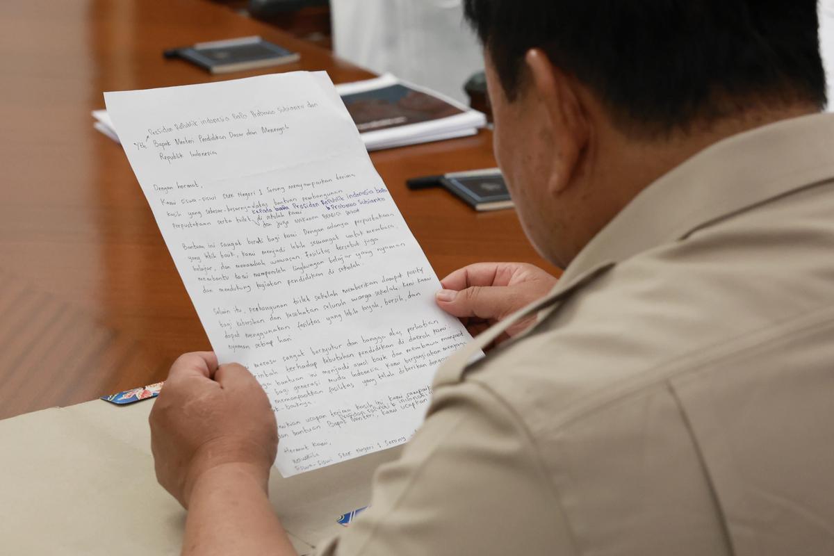 Mendikdasmen Sampaikan Surat dari Siswa SMK Negeri 1 Sorong untuk Prabowo