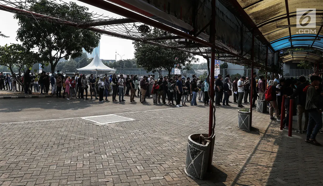 Pengunjung mengantre untuk menyaksikan Jakarta Internasional Comedy Festival (JICOMFEST) 2019 hari pertama di JIExpo, Kemayoran, Jakarta, Sabtu (3/8/2019). JICOMFEST 2019 dikemas dalam format komedi musik hingga komedi tradisional. (Liputan6.com/JohanTallo)
