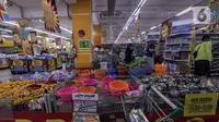 Konsumen memilih barang kebutuhan di salah satu gerai supermarket Giant di Jakarta, Kamis (4/3/2021). Menurut pengakuan karyawan yang bekerja bahwa store Giant ini akan ditutup pada 4 April mendatang. (Liputan6.com/Johan Tallo)