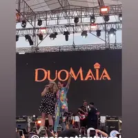 Pinkan Mambo buat heboh saat reuni dengan Maia di atas panggung. Momen langka ini terjadi di Bandung. (Instagram @pinkan_mambo)