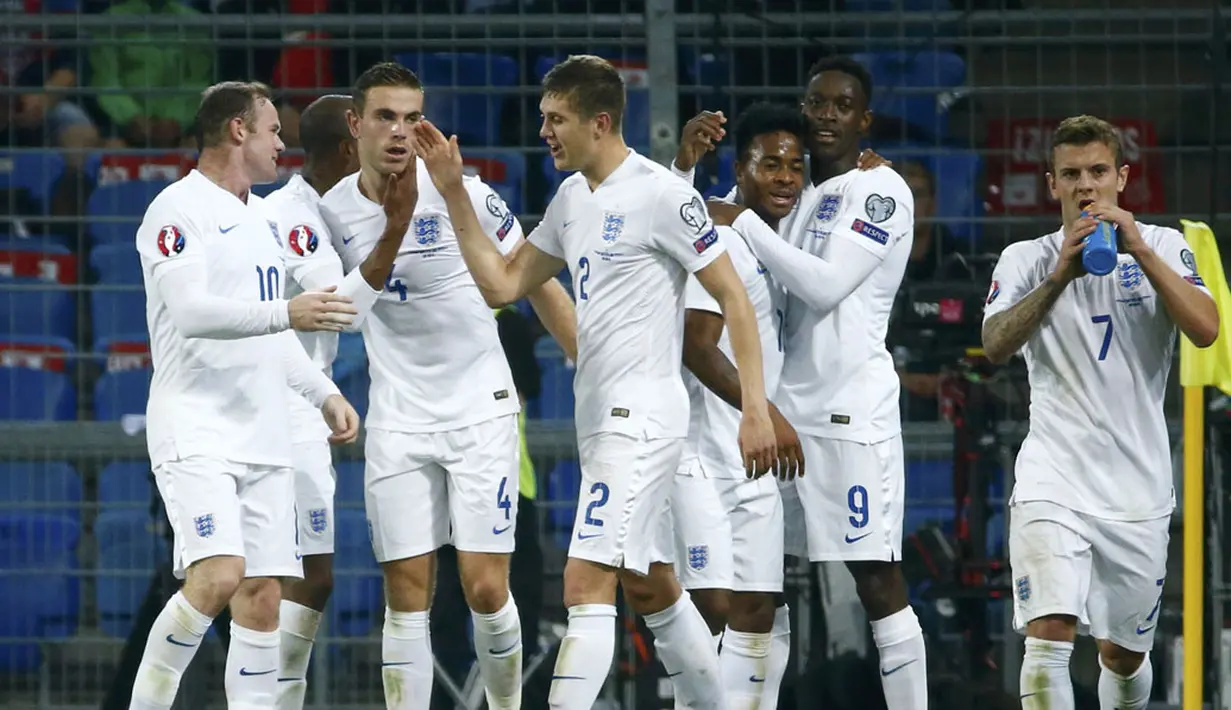 Pemain Timnas Inggris merayakan kemenangan atas Swiss 2-0 di Stadion St Jakob-Park, Basel , (9/9/2014). (REUTERS/Ruben Sprich)