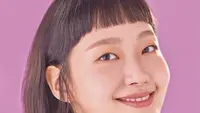 Memiliki wajah cantik alami dan kemampuan akting mumpuni, Kim Go Eun selalu sukses tampil memesona di setiap drama atau film yang ia mainkan. Salah satu hal yang tidak kalah menarik perhatian dari penampilan aktris 30 tahun ini adalah gaya rambutnya. (Instagram/simply.kge).