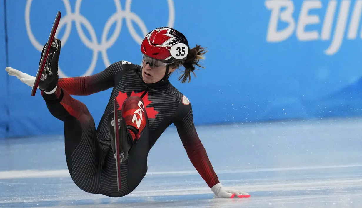 Kim Boutin dari Kanada, jatuh dalam panasnya nomor 1000 meter putri selama kompetisi skating cepat lintasan pendek di Olimpiade Musim Dingin 2022, Rabu, 9 Februari 2022, di Beijing. ((AP Photo /Bernat Armangue)