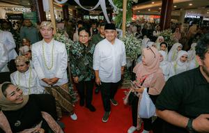 Wali Kota Bandung, Muhammad Farhan, menghadiri pernikahan di Kota Bandung. (Dok. Humas Pemkot Bandung)