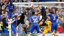 Pemain Brighton & Hove Albion, Lewis Dunk, menyundul bola ke gawang Chelsea pada laga Premier League di Stadion Stamford Bridge, Sabtu (28/9). Chelsea menang 2-0. (AP/Frank Augstein)