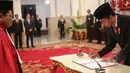 Presiden Joko Widodo menandatangani surat pelantikan Manahan Malontige Pardamean Sitompul sebagai Hakim Konstitusi di Istana Negara, Jakarta, Selasa (28/4/2015). (Liputan6.com/ Faizal Fanani)