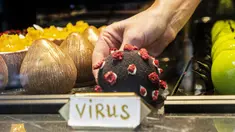 Seorang pramusaji mengambil makanan penutup berbentuk virus corona Covid-19 di sebuah kafe di Praha pada 06 Oktober 2020. Dengan lebih dari 81.000 kasus di Republik Ceko, tingkat penyebaran Covid-19 termasuk yang terburuk di Eropa - hampir separah di Spanyol. (Michal Cizek / AFP)