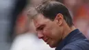 Petenis Spanyol, Rafael Nadal tak mampu menahan air matanya saat acara seremoni perpisahan selama Prancis Open 2025 di lapangan Philippe-Chatrier, Roland Garros Stadium, Paris, Prancis, Minggu (25/05/2025) waktu setempat. (AP Photo/Lindsey Wasson)
