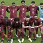 Timnas Qatar berfoto sebelum dimulainya laga matchday pertama Grup A Piala Dunia 2022 menghadapi Timnas Ekuador di Al-Bayt Stadium, Qatar, Minggu (20/11/2022) malam WIB. (AP/Hassan Ammar)