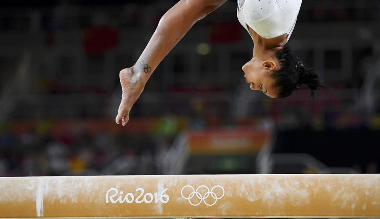 Pesenam Inggris Raya, Rebecca Downie, beraksi di balok keseimbangan dalam final tim putri senam artistik Olimpiade Rio 2016 di Rio Olympic Arena, Rio de Janeiro, Brasil (9/8/2016). (Reuters/Dylan Martinez)