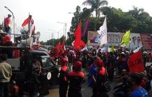 Hari kedua mogok, 1000 buruh duduk di Kantor DPRD Tangerang
