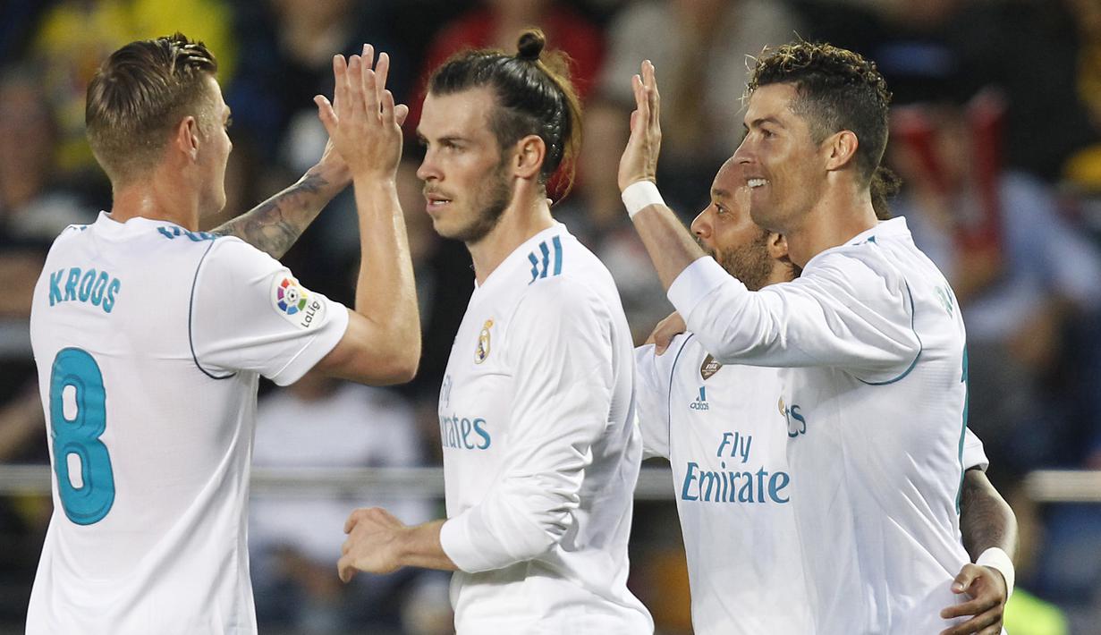 Para pemain Real Madrid merayakan gol Cristiano Ronaldo ke gawang Villarreal pada laga terakhir La Liga di Ceramica stadium, Villarreal, (19/5/2018). Real Madrid ber,min imbang 2-2. (AP/Alberto Saiz)