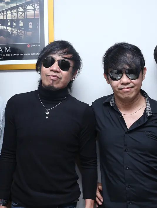 Ian Kasela berserta personel Radja, dan pelaku industri kreatif dan artis yang sekarang jadi anggota DPR Anang Hermansyah bertemu Taufik Kurniawan, Wakil Ketua DPR Bidang Ekonomi dan Keuangan, di gedung DPR. (Andy Masela/Bintang.com)