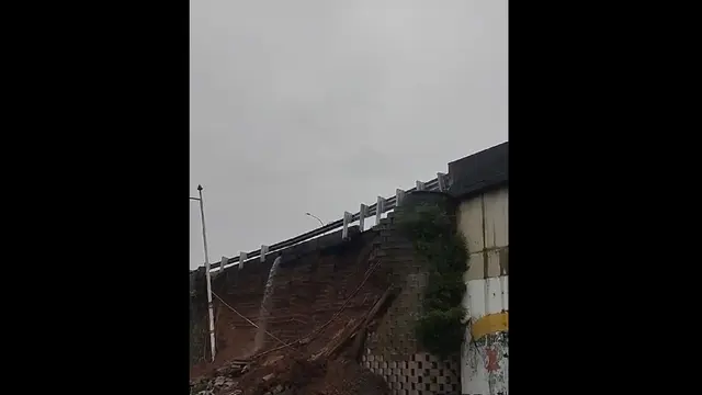 Turap di ruas Tol JORR, Bintaro, Jakarta Selatan diterjang longsor pada Sabtu (6/7/2024). Detik-detik diabadikan oleh warga dan rekaman videonya viral di media sosial.