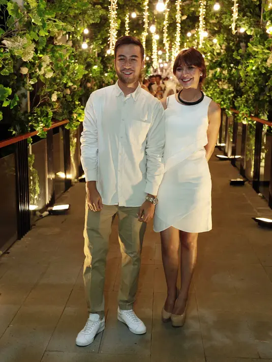 Penyanyi Vidi Aldiano turut meramaikan resepsi pernikahan kedua Bella dan Emran. Ia hadir bersama kekaksihnya Sheila Dara tampil serasi dengan atasan warna putih. (Deki Prayoga/Bintang.com)