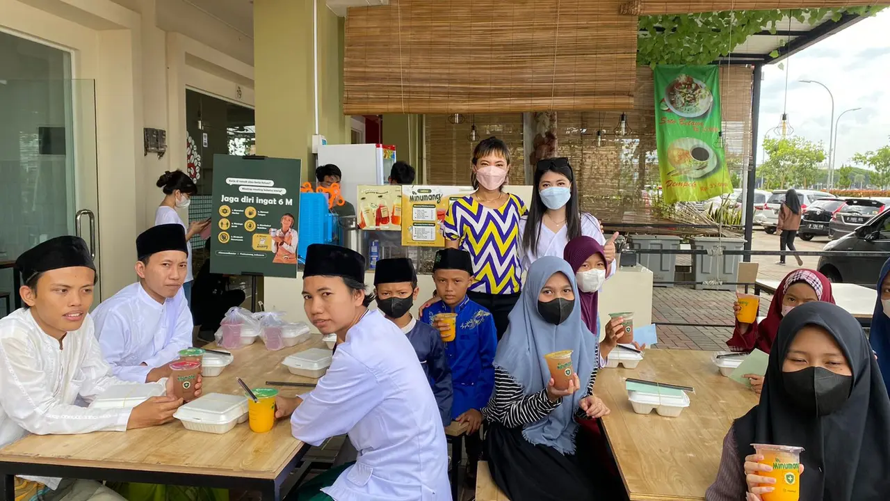 Poppy Sovia Berbagi bersama Para Anak Yatim dan Ojol di Pembukaan Gerai Baru Bisnisnya1Poppy Sovia Berbagi bersama Para Anak Yatim dan Ojol di Pembukaan Gerai Baru Bisnisnya