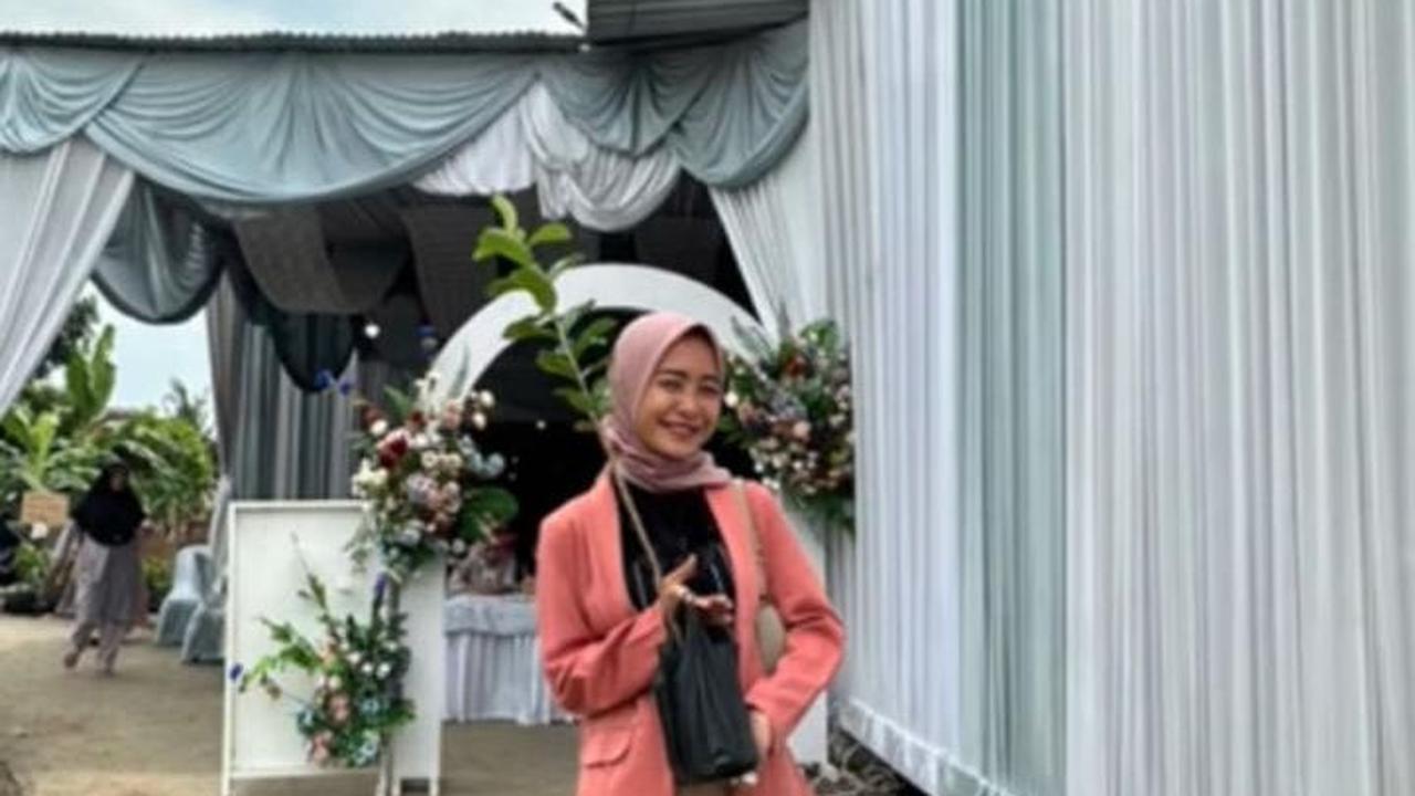 Wanita pemilik akun @iilmafitri ini juga mengunggah potretnya saat memegang souvenir pernikahan yang berupa bibit tanaman.