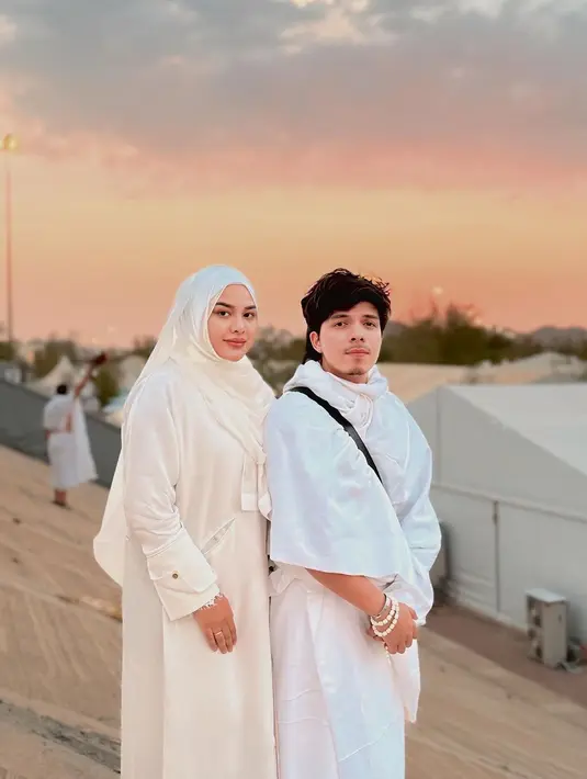 Tunaikan ibadah Haji, Atta Halilitar dan Aurel Hermansyah tampil serasi dengan busana muslim serba putih [@attahalilintar]