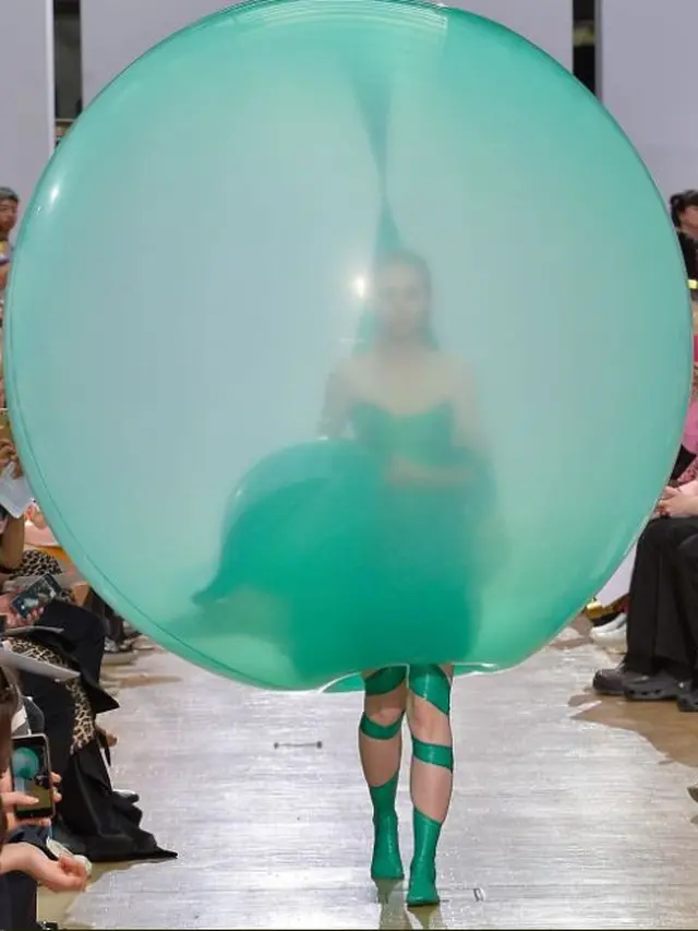 Gaun Balon Warna-warni, Inovasi Mahasiswa Fashion yang Bikin Orang Terpana