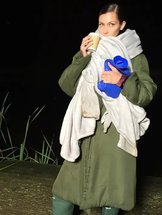 Biasa tampil seksi, Bella Hadid kini mengenakan pakaian berlapis-lapis sembari minum kopi. (instagram/bellahadid)