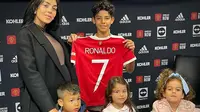 Putra sulung Cristiano Ronaldo, Cristiano Jr, resmi bergabung dengan akademi sepak bola Manchester United. (foto: Instagram @georginagio)