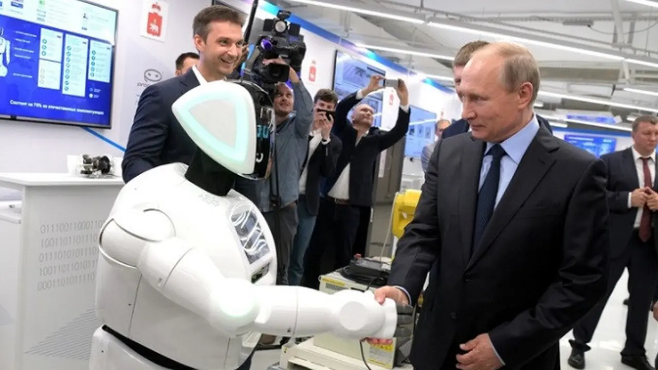 Robot Promobot Sapa dan Jabat Tangan Presiden Rusia Vladimir Putin (RBTH Indonesia)