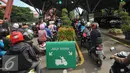 Ribuan pengendara sepeda motor mengantri di pintu Utama untuk memasuki Taman Impian Jaya Ancol, Jakarta Utara, Jumat (6/5). Jumlah pengunjung yang membeludak, membuat kendaraan stuck dan kawasan ancol menjadi macet. (Liputan6.com/Gempur M Surya)