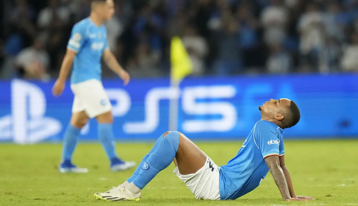 Pemain Napoli, Natan, terduduk lesu setelah takluk dari Real Madrid pada laga Liga Champions di Stadion Diego Armando Maradona, Rabu (4/10/2023). (AP Photo/Alessandra Tarantino)
