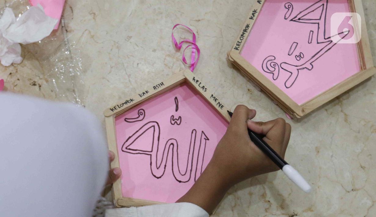 Peserta membuat kerajinan tangan saat mengikuti kegiatan Pesantren Kilat Ramadhan di Masjid Agung Sunda Kelapa, Menteng, Jakarta, Minggu (10/4/2022). Kegiatan Pesantren Kilat Ramadhan diselenggarakan dari hari ke-3 hingga hari ke-15 bulan Ramadhan. (Liputan6.com/Herman Zakharia)