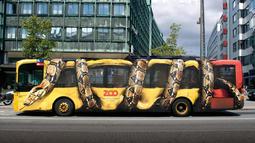 Bus ini sampai rusak dililit ular. (Source: creativebloq.com)