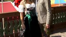 Pesepakbola tim Bayern Munchen, Rafinha berpose bersama istrinya, Carolina saat menghadiri Festival Oktoberfest di Munich, Jerman, Rabu (30/9/2015). (REUTERS/Alexander Hassenstein/Pool)