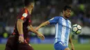 Gelandang Malaga, Chory Castro, mengontrol bola saat pertandingan melawan Barcelona pada laga La Liga di Stadion La Rosaleda, Sabtu (10/3/2018). Malaga takluk 0-2 dari Barcelona. (AFP/Stringer)
